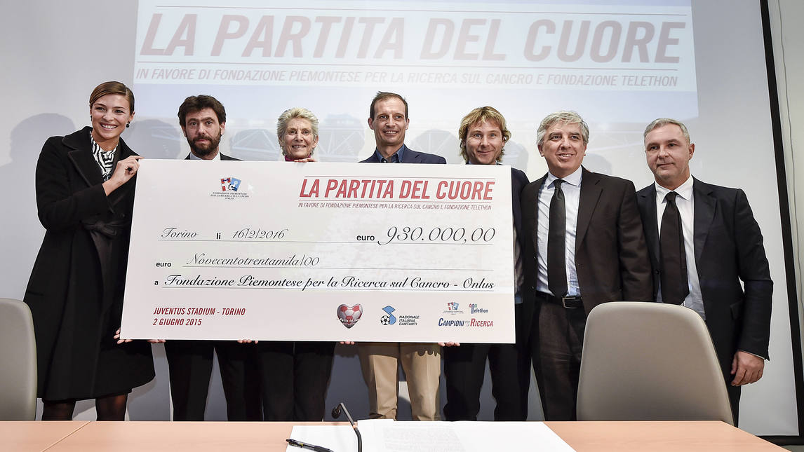 Juventus, Agnelli: assegno da 930.000 euro per la lotta al cancro