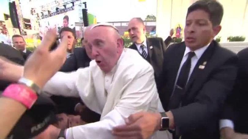 Messico, il Papa strattonato rischia di cadere