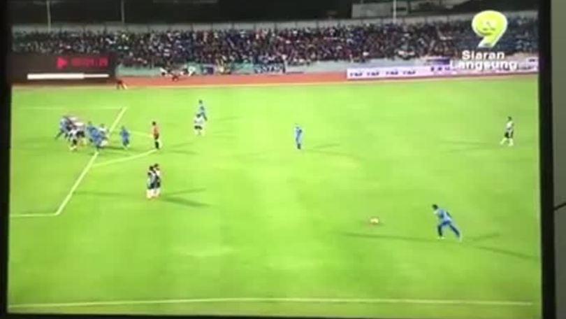 Malesia, punizione incredibile e gol da Premio Puskas