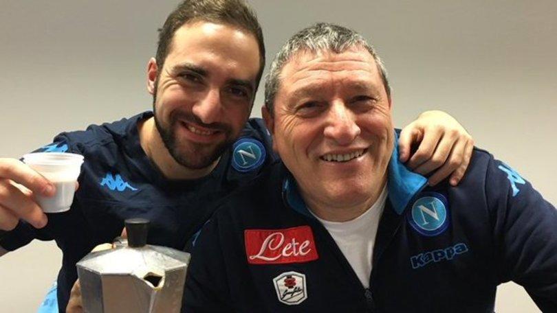 Napoli al lavoro, Higuain si concede un caffè