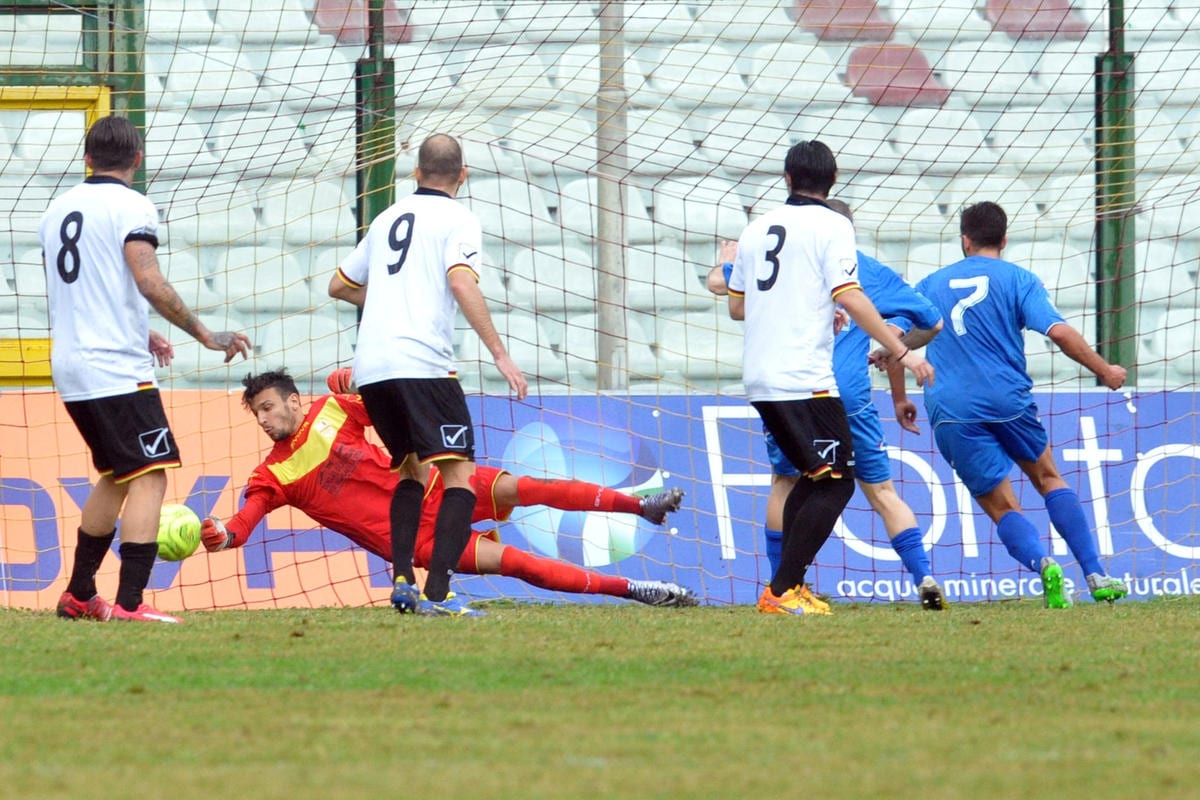 Lega Pro, Messina-Paganese: Stracuzzi caccia il suo portiere. L'ombra delle scommesse