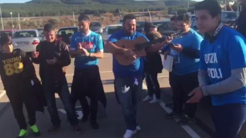 Tifosi spagnoli cantano "Un giorno all'improvviso"