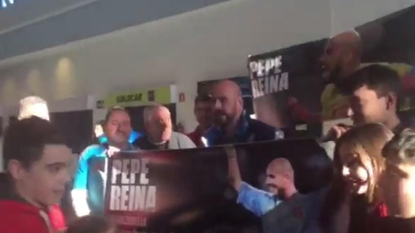 Reina si fa le foto con i tifosi spagnoli del Napoli