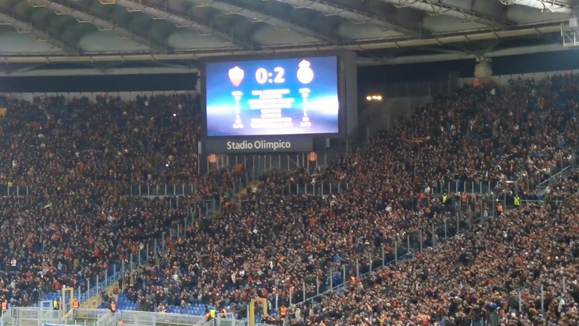 I tifosi della Roma applaudono la squadra al termine della sfida col Real