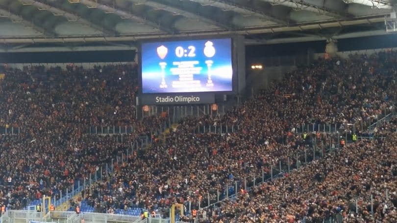 I tifosi della Roma applaudono la squadra al termine della sfida col Real