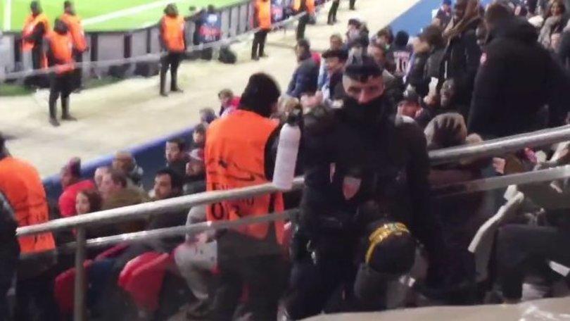 Spray al peperoncino contro i tifosi che esultano: la vergogna di Parigi