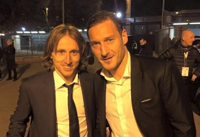Roma-Real Madrid, Modric posta la foto con Totti: «Il mio idolo»