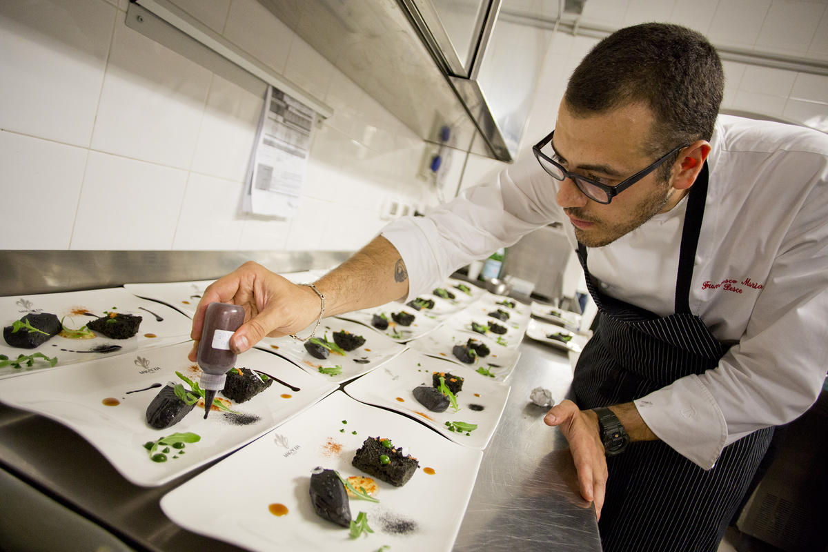 Lo Chef Francesco Pesce: «La cucina è sacrificio, ma è bello scottarsi»