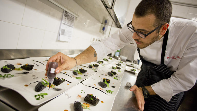 Lo Chef Francesco Pesce: «La cucina è sacrificio, ma è bello scottarsi»