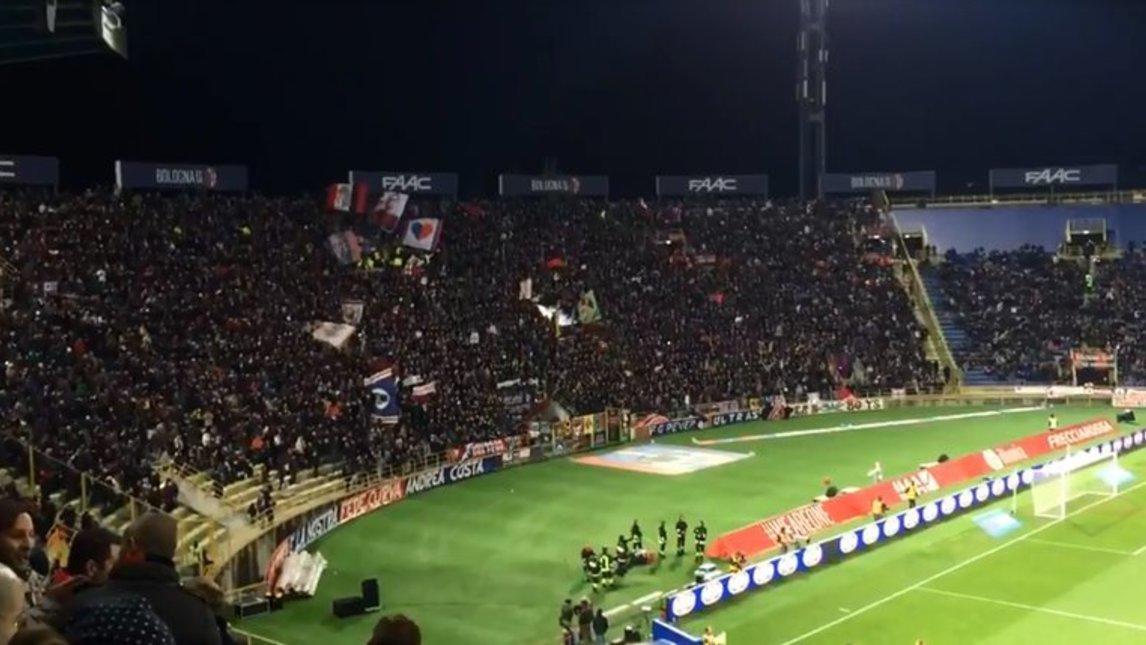 La curva del Bologna canta "chi non salta è della Juve"