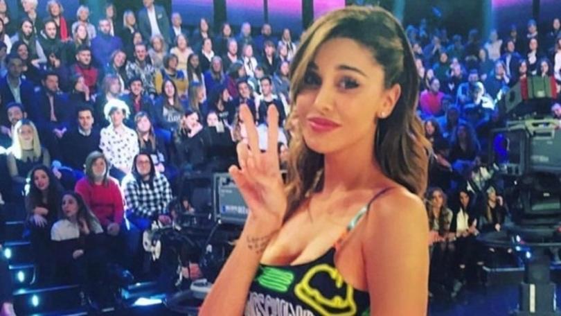 Belen Rodriguez, frecciate con Stefano De Martino e incidente sexy a Pequenos Gigantes