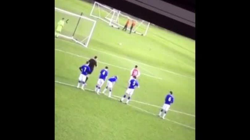 Under 15 imitano il rigore di Messi e Suarez