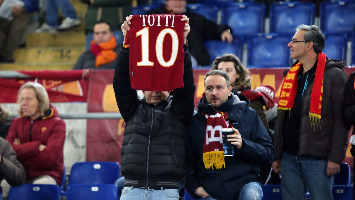 Roma-Palermo, i tifosi all'Olimpico: «Totti non si tocca»