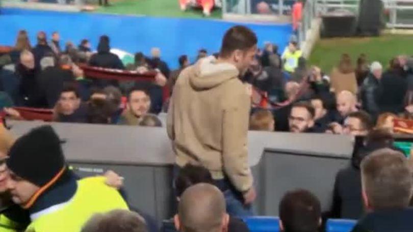 Roma, Totti nello stadio: applausi e cori per il capitano