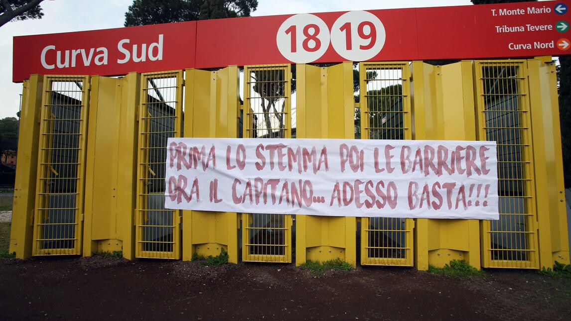 Roma, striscione della Sud: «Prima lo stemma, poi le barriere, ora il Capitano. Adesso basta!»