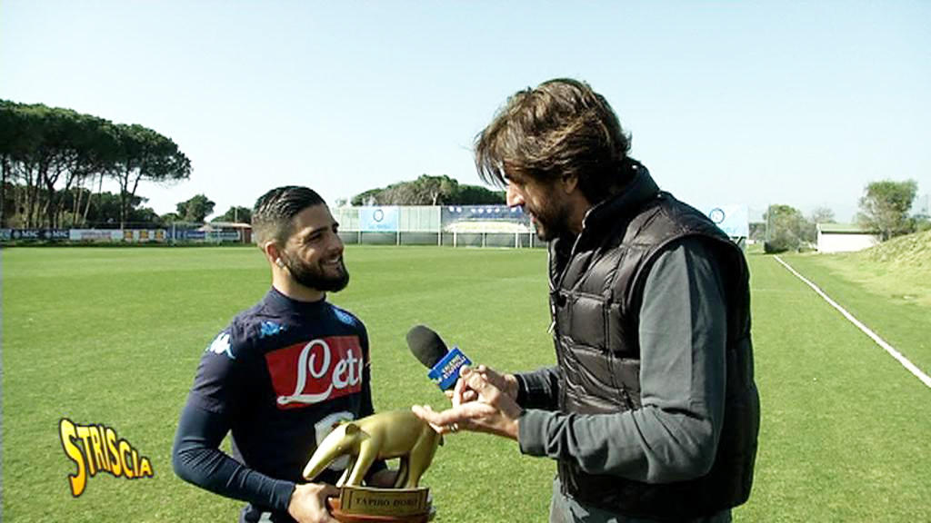 Insigne riceve il Tapiro d'oro per aver illuso il Napoli con il Milan