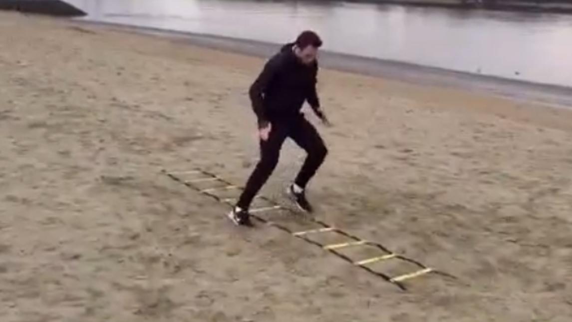 De Vrij come Rocky, si allena in spiaggia