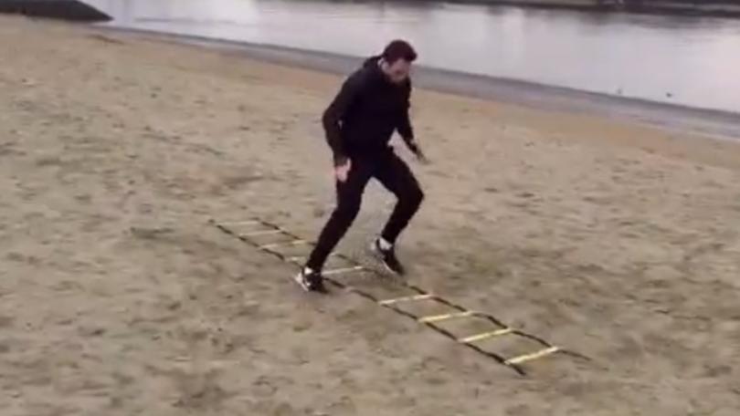 De Vrij come Rocky, si allena in spiaggia