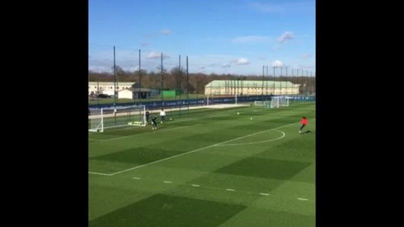 David Luiz, tiro da applausi durante l'allenamento