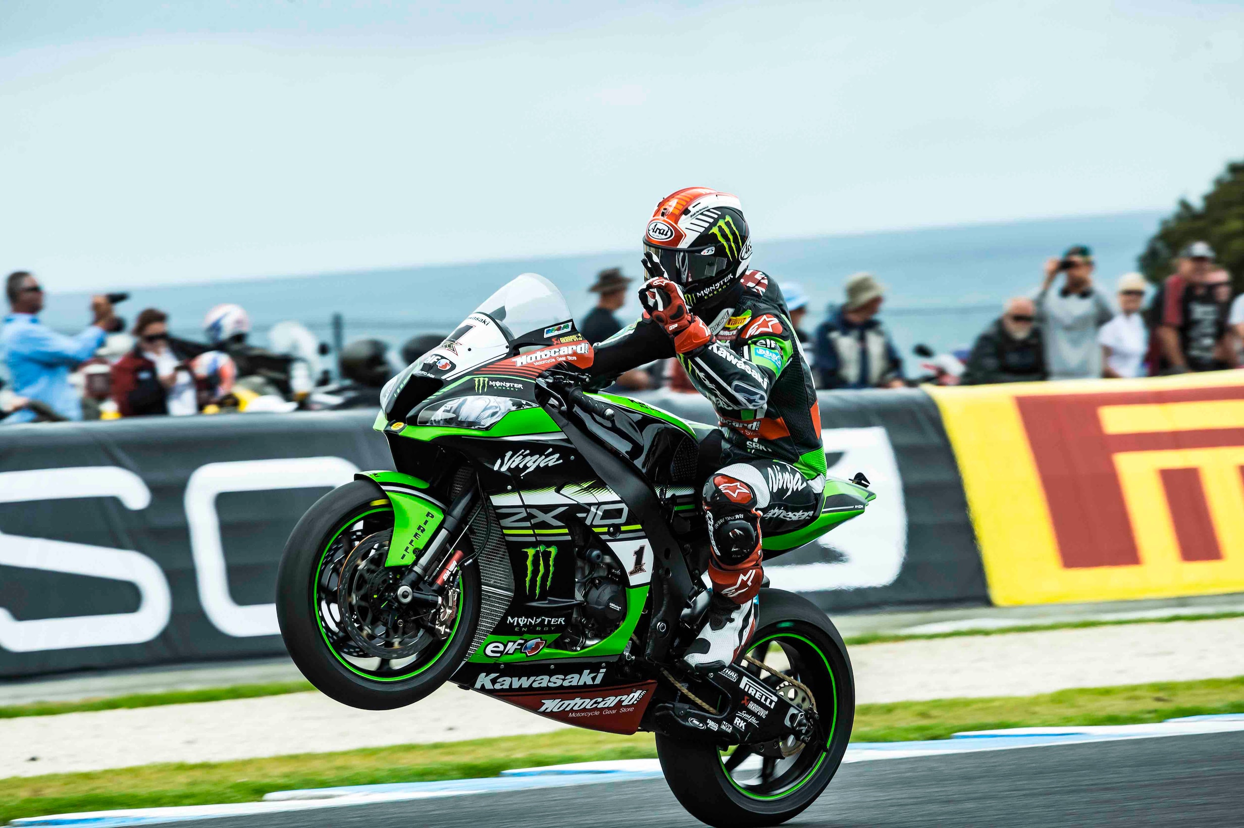 SBK Phillip Island, gara 1: che battaglia, vince Rea