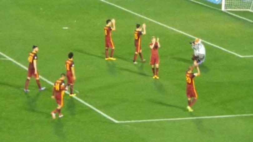 La Roma sotto la Sud del Castellani. Cori per Spalletti, che ringrazia