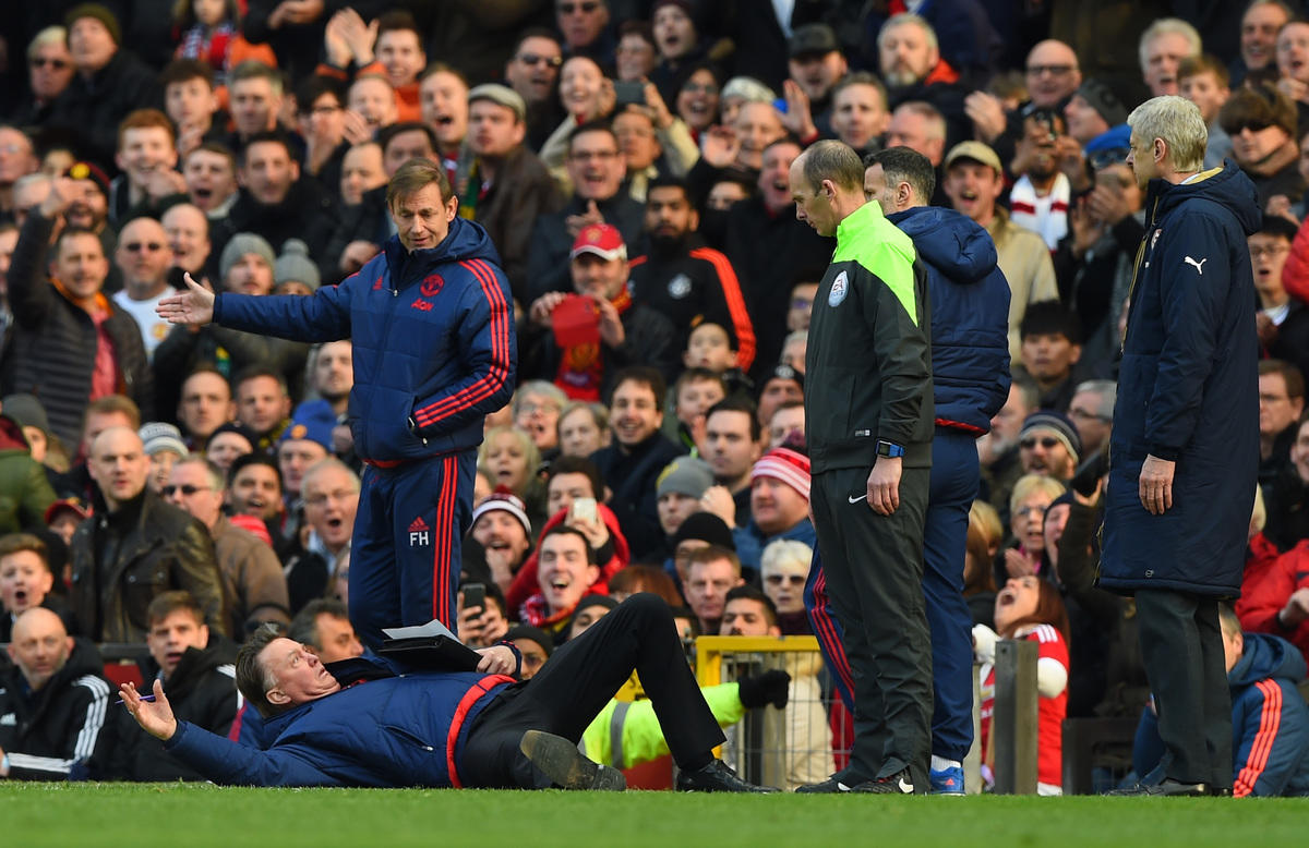 Van Gaal, ma che fai? Tuffo davanti al quarto uomo e a Wenger