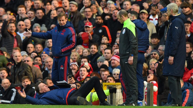 Van Gaal, ma che fai? Tuffo davanti al quarto uomo e a Wenger