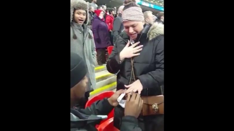Proposta di matrimonio allo stadio, che emozione