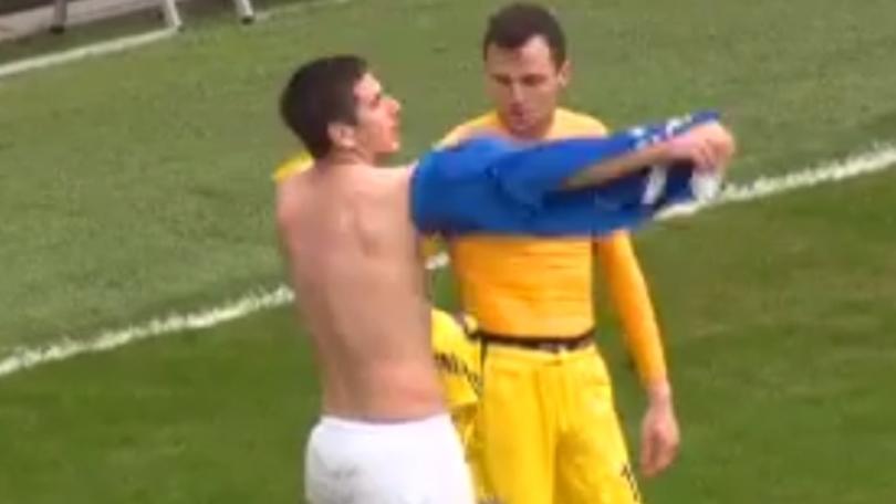 Portiere espulso, in porta va l'attaccante e...