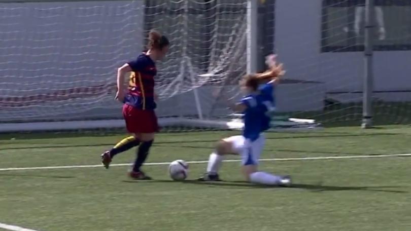 Barcellona, la ragazza che fa i gol come Messi