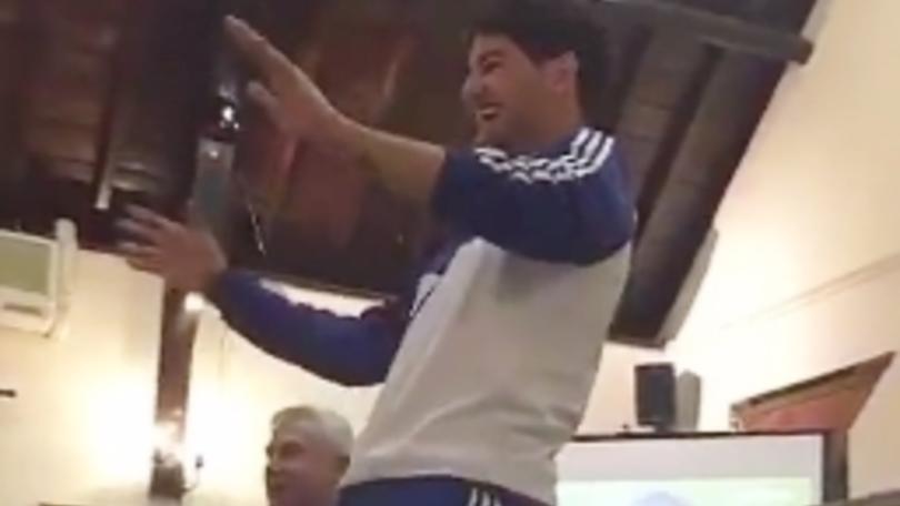 L'iniziazione di Pato che canta davanti ai compagni