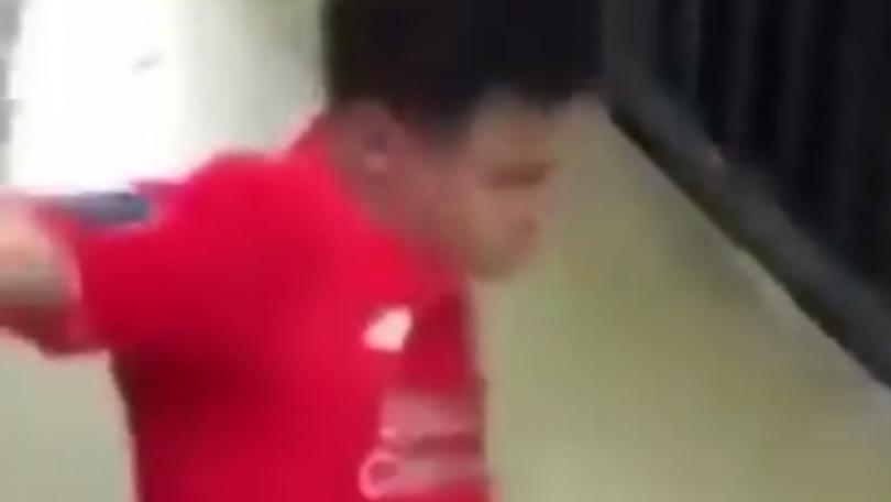Coutinho cade mentre scende le scale