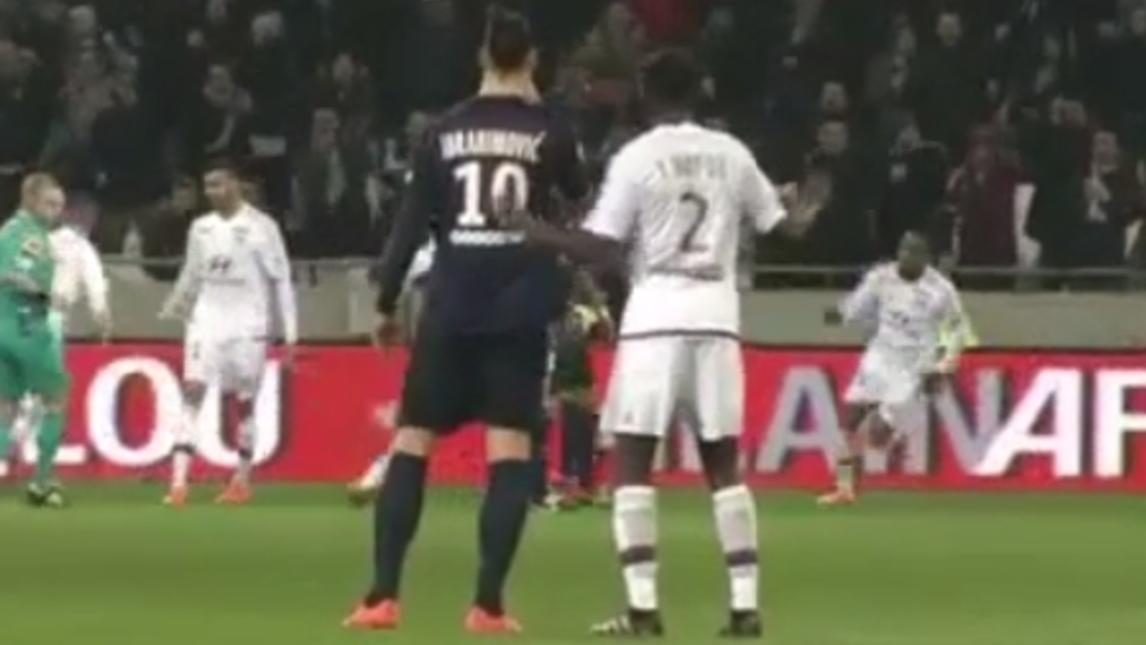 Il balletto di Yanga-Mbiwa a Ibrahimovic è virale