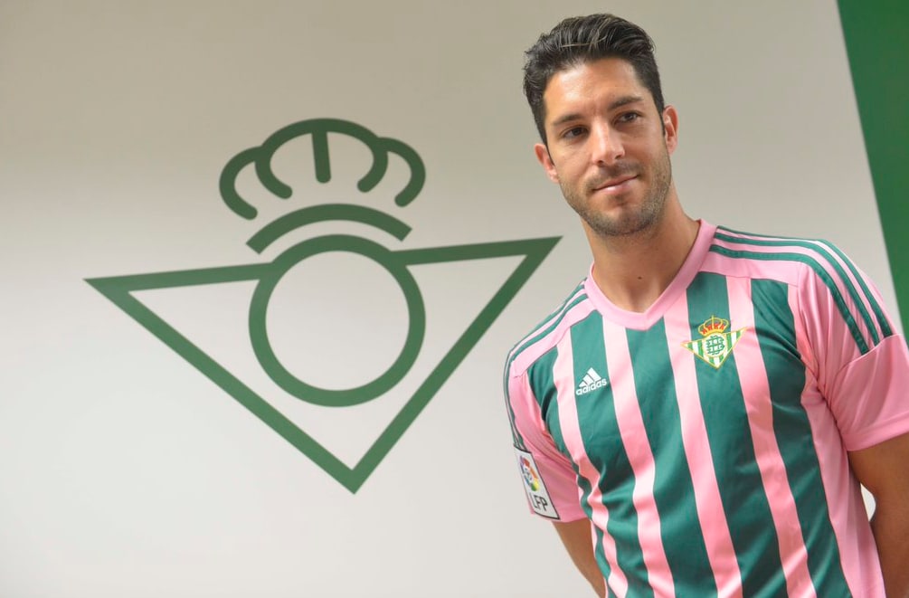 Il Betis Siviglia omaggia le donne: la maglia è verderosa!