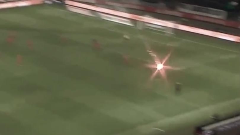 Folle lancia razzo dalla curva fino alla panchina