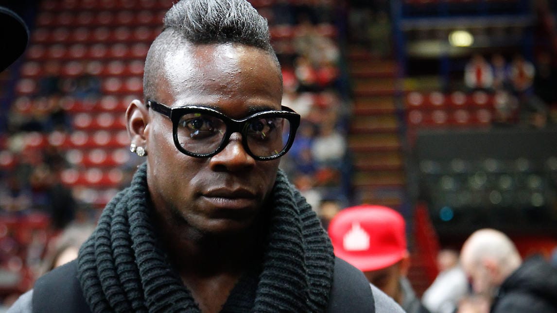 Balotelli ha una nuova passione: che look per l'Eurocup di basket!