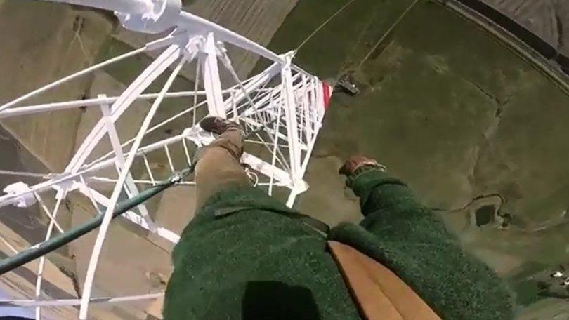 Su una torre alta 457 metri senza protezioni: arrampicata da brividi