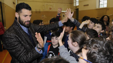 Lazio, Candreva, Onazi e Braafheid nelle scuole: «Tra compagni basta una stretta di mano»