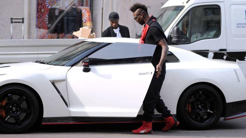 Balotelli a Milano con la Nissan da 600 cv