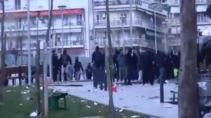 Sospesa Paok-Olympiacos in Grecia: scontri allo stadio