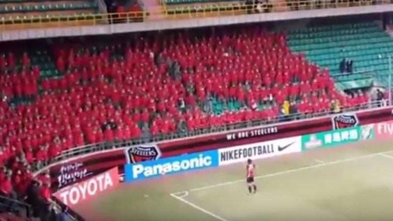 Giocatore direttore d'orchestra con i tifosi: il coro è da brividi