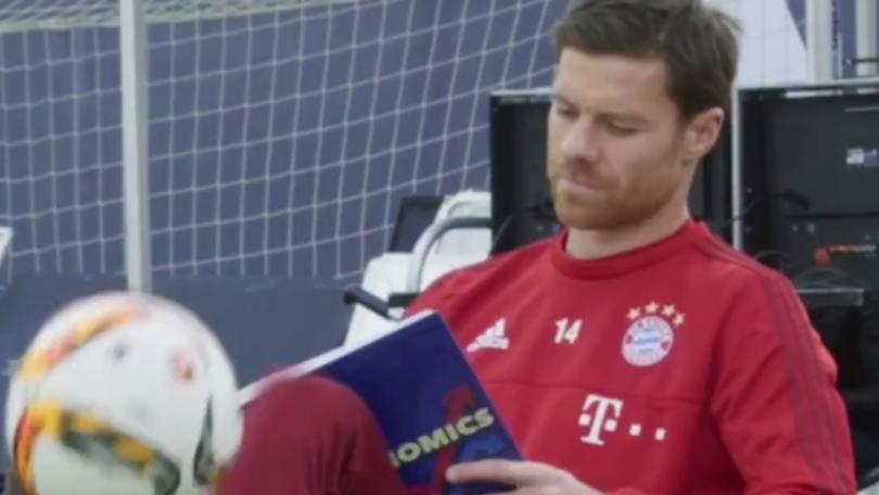 Xabi Alonso palleggia e legge un libro, che stile!