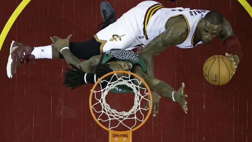 Basket NBA, James piega i Celtics