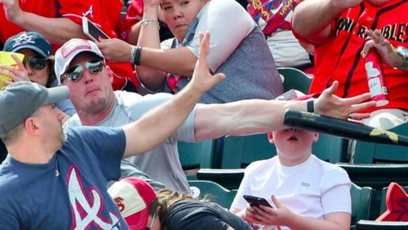 Baseball, la mazza vola negli spalti: tifoso eroe salva un bambino
