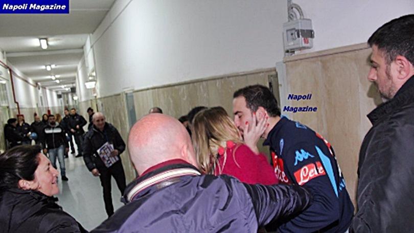 Napoli, Higuain serenissimo: ecco il bacio con la fidanzata