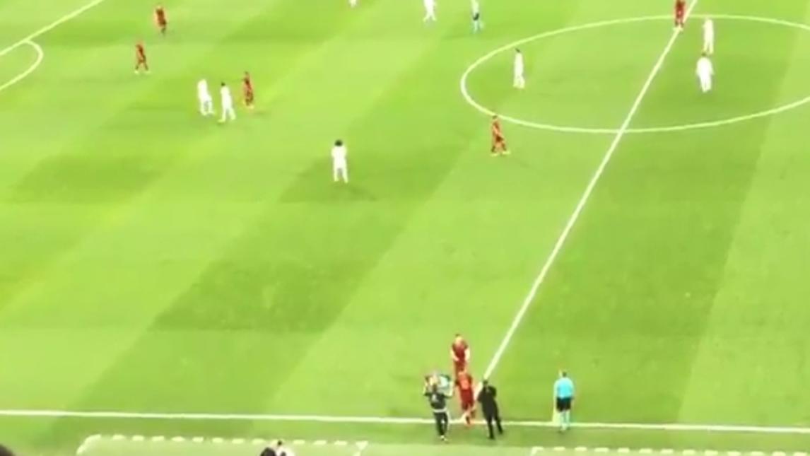 Real Madrid-Roma, Totti entra in campo: gli applausi del Bernabeu