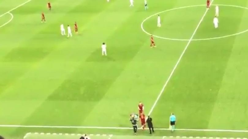 Real Madrid-Roma, Totti entra in campo: gli applausi del Bernabeu