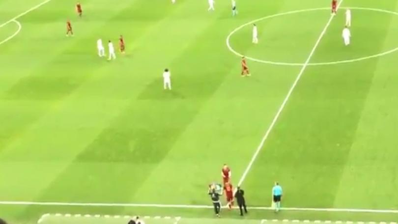 Champions League, Real Madrid-Roma: Totti entra in campo, gli applausi del Bernabeu