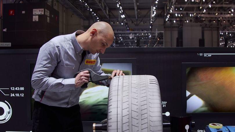 Salone di Ginevra 2016, lo "sgorbiatore" Pirelli in azione