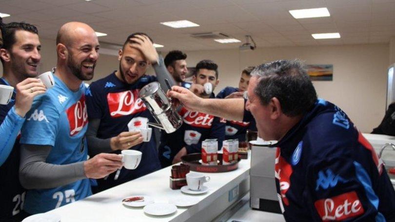 Risate, tuffi e caffè: il pomeriggio del Napoli a Castel Volturno